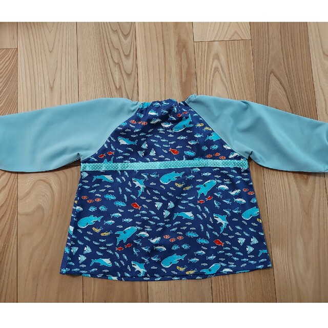 スモック　魚　海の生き物　サメ　クマノミ　クジラ　100～110　入園 キッズ/ベビー/マタニティのキッズ服男の子用(90cm~)(その他)の商品写真