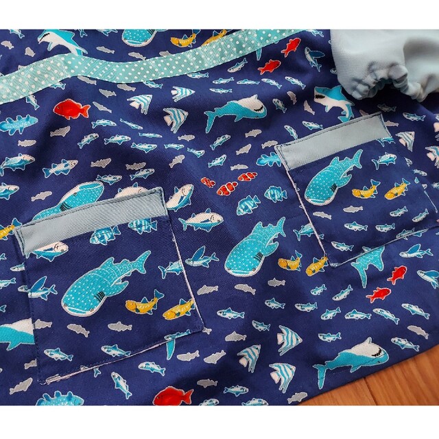 スモック　魚　海の生き物　サメ　クマノミ　クジラ　100～110　入園 キッズ/ベビー/マタニティのキッズ服男の子用(90cm~)(その他)の商品写真