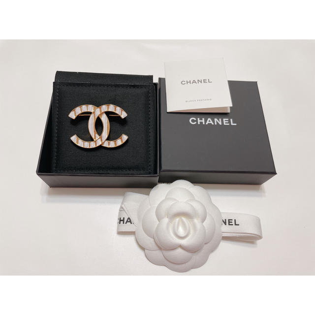 CHANEL(シャネル)の限定　CHANEL シャネル　ブローチ　ココマーク　ホワイト　白　ゴールド　新品 レディースのアクセサリー(ブローチ/コサージュ)の商品写真