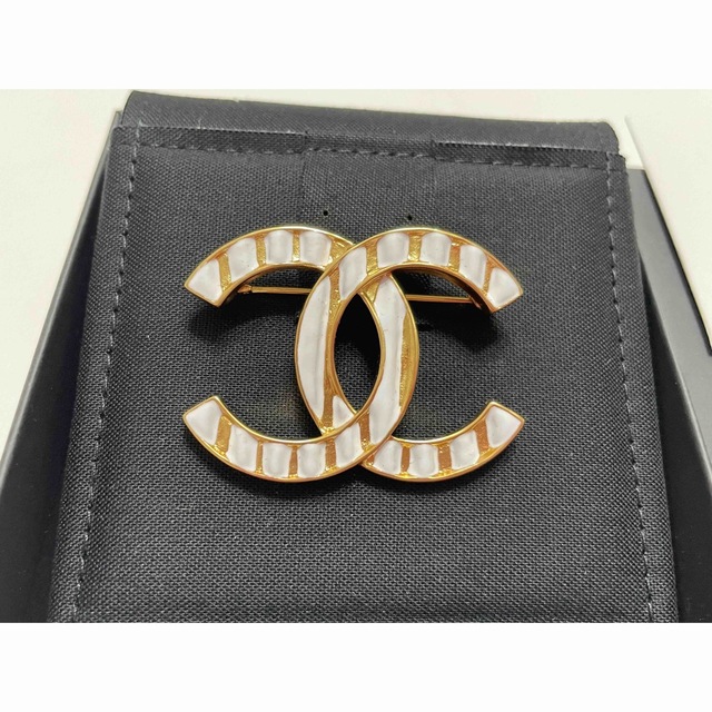 CHANEL(シャネル)の限定　CHANEL シャネル　ブローチ　ココマーク　ホワイト　白　ゴールド　新品 レディースのアクセサリー(ブローチ/コサージュ)の商品写真