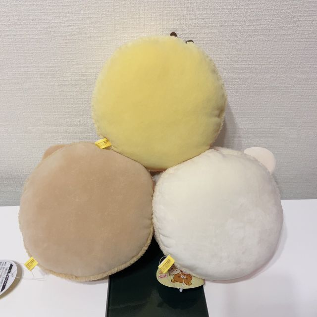 サンエックス(サンエックス)の【新品】リラックマ もちもちマカロンクッション〈全3種〉コンプセット エンタメ/ホビーのおもちゃ/ぬいぐるみ(キャラクターグッズ)の商品写真