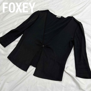 フォクシー(FOXEY)のフォクシー　Foxey カーディガン　レーヨンニット　ボレロ　羽織　ロゴ(カーディガン)