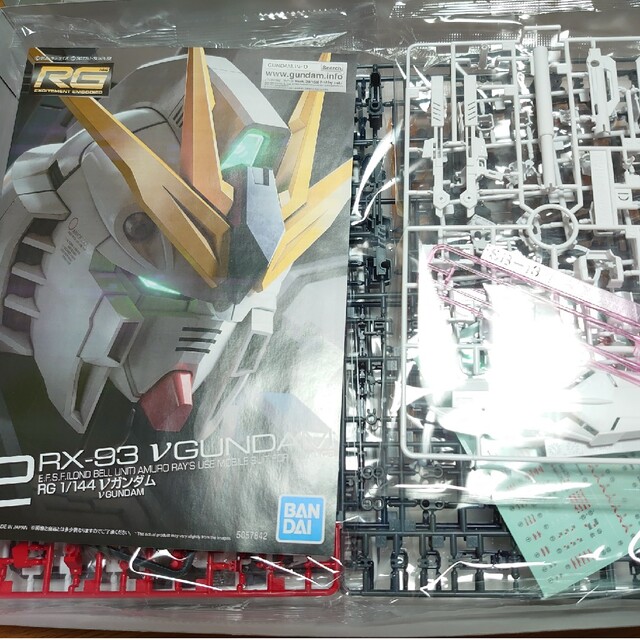 《新品》νガンダム RG (ニューガンダム) エンタメ/ホビーのおもちゃ/ぬいぐるみ(模型/プラモデル)の商品写真