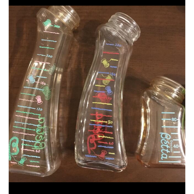 VETTA(ベッタ)のベッタ　betta 哺乳瓶　ガラス　プラスチック　蓋付 キッズ/ベビー/マタニティの授乳/お食事用品(哺乳ビン)の商品写真