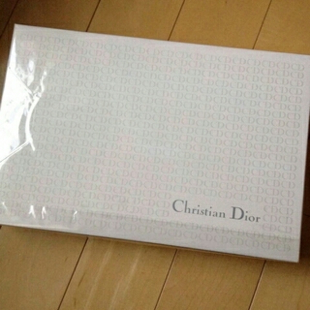 Christian Dior(クリスチャンディオール)のゆう様専用★新品★ディオール★フェイスタオル 2枚★上品 清楚 すずらん インテリア/住まい/日用品の日用品/生活雑貨/旅行(タオル/バス用品)の商品写真