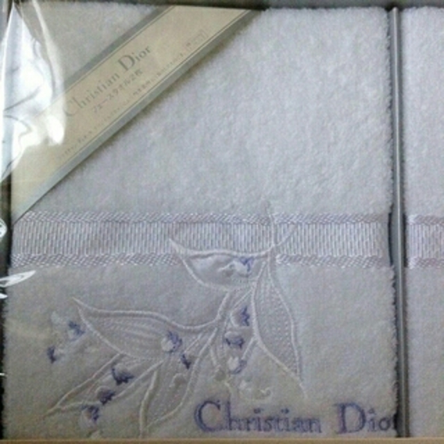 Christian Dior(クリスチャンディオール)のゆう様専用★新品★ディオール★フェイスタオル 2枚★上品 清楚 すずらん インテリア/住まい/日用品の日用品/生活雑貨/旅行(タオル/バス用品)の商品写真