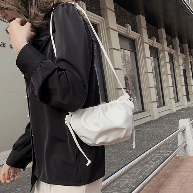 ギャザーデザイン ショルダーバッグ 黒 レザー 2way プチプラ 韓国通販 レディースのバッグ(ショルダーバッグ)の商品写真