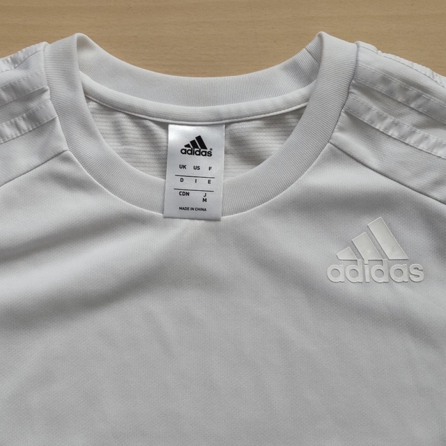 adidas(アディダス)のadidasTシャツ(ホワイト)Mサイズ メンズのトップス(Tシャツ/カットソー(半袖/袖なし))の商品写真