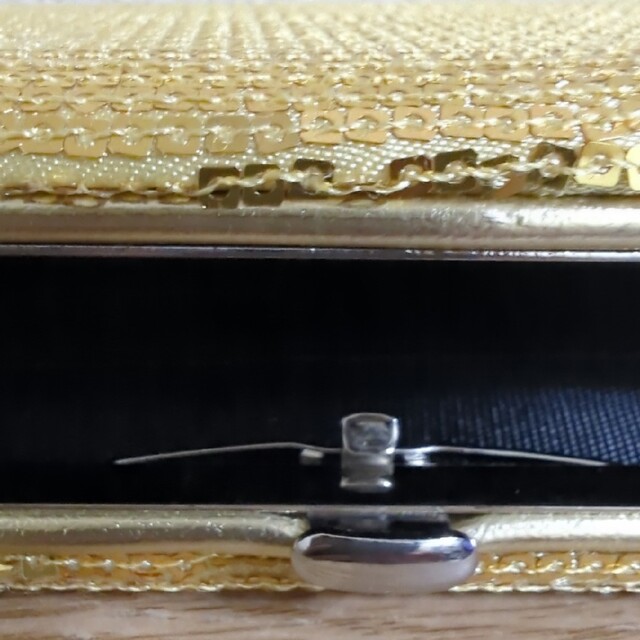 FOREVER 21(フォーエバートゥエンティーワン)のゴールド　長財布 レディースのファッション小物(財布)の商品写真