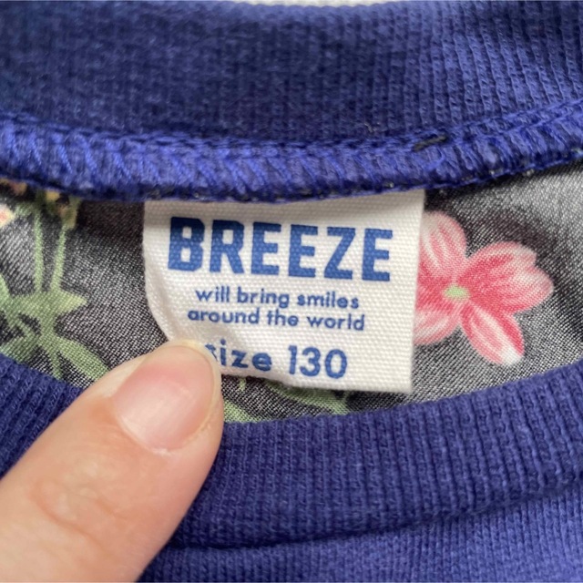 BREEZE(ブリーズ)の紺色花柄トップストレーナー130 BREEZE 胸元ややシミあり キッズ/ベビー/マタニティのキッズ服女の子用(90cm~)(Tシャツ/カットソー)の商品写真