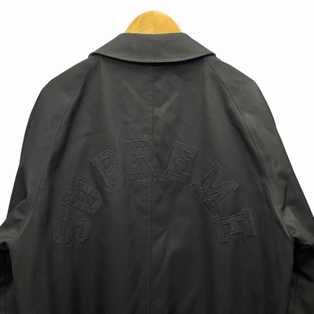Supreme(シュプリーム)のシュプリーム x アクアスキュータム 16FW レインコート ステンカラー 黒 メンズのジャケット/アウター(ステンカラーコート)の商品写真