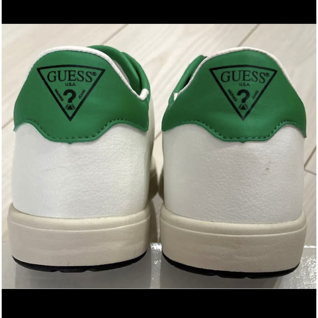 GUESS(ゲス)の超SALE‼️【新品】GUESS (ゲス)  ホワイト/グリーン   40 メンズの靴/シューズ(スニーカー)の商品写真