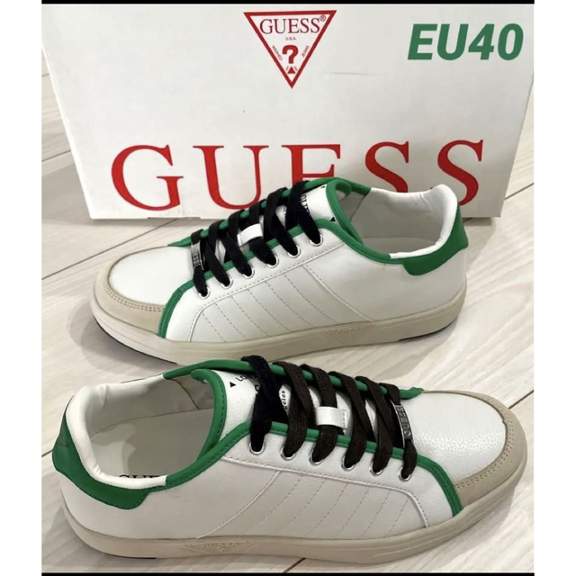 GUESS(ゲス)の超SALE‼️【新品】GUESS (ゲス)  ホワイト/グリーン   40 メンズの靴/シューズ(スニーカー)の商品写真