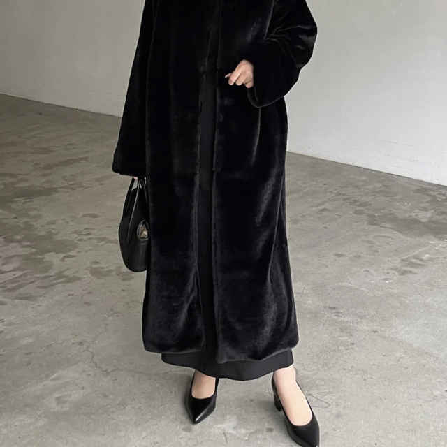 nairo フェイクファーロングコート ブラック Ｍサイズ レディースのジャケット/アウター(毛皮/ファーコート)の商品写真