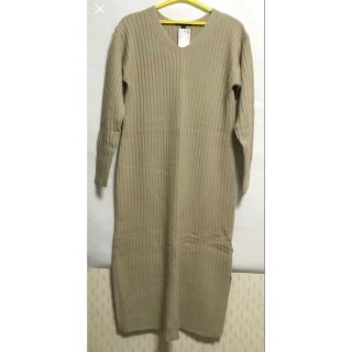 ユニクロ(UNIQLO)の【新品】元値3,990ユニクロ ワイドリブＶネックニットロングワンピース　(ロングワンピース/マキシワンピース)