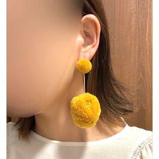 黄色  ふわふわ ビッグボール  ピアス(ピアス)