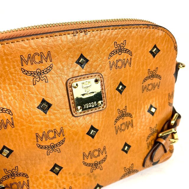 MCM(エムシーエム)のaaa様専用　MCM ロゴ金具　スタッズ　ショルダーバッグ レディースのバッグ(ショルダーバッグ)の商品写真