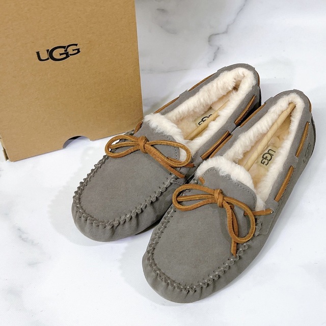 新品未使用】UGG DAKOTA スリッポン モカシン グレー 23.0 売れ筋がひ