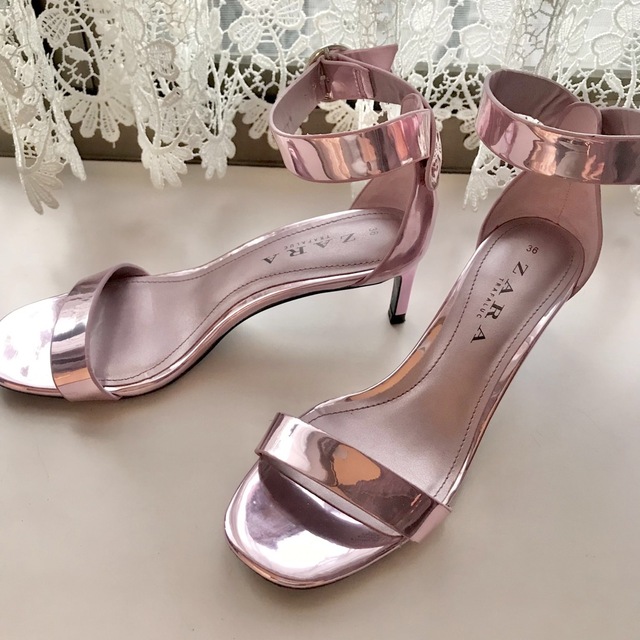ZARA(ザラ)のZARA メタリック　ピンク　サンダル　ヒール レディースの靴/シューズ(サンダル)の商品写真