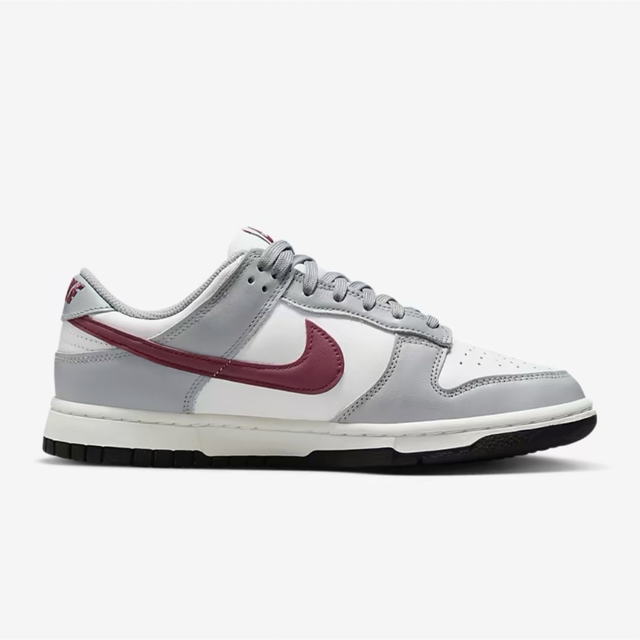 Nike WMNS Dunk Low Grey ＆ Red レディースの靴/シューズ(スニーカー)の商品写真