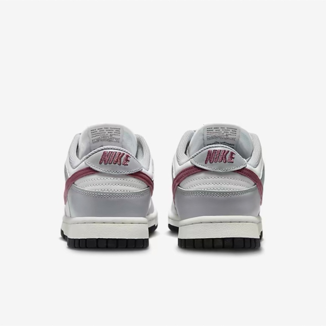 Nike WMNS Dunk Low Grey ＆ Red レディースの靴/シューズ(スニーカー)の商品写真