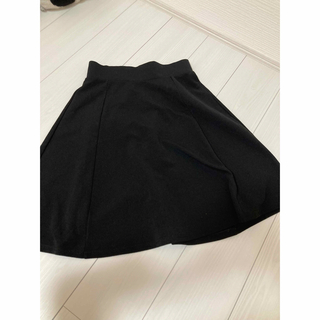 ジーユー(GU)のGU レディース　レディーススカート　新品　美品　UNIQLO earth 黒色(ひざ丈スカート)