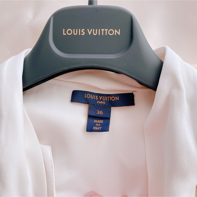 LOUIS VUITTON(ルイヴィトン)のLOUIS VUITTON ルイヴィトン　ブラウス　白　ホワイト　長袖 レディースのトップス(シャツ/ブラウス(長袖/七分))の商品写真