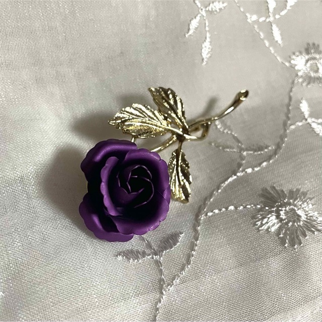 ◆ヴィンテージブローチ 薔薇バラ 紫 パープル ゴールド 繊細 上品 綺麗 美品