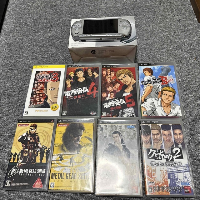 PlayStation Portable(プレイステーションポータブル)のPSP本体　ソフト8本セット エンタメ/ホビーのゲームソフト/ゲーム機本体(携帯用ゲーム機本体)の商品写真