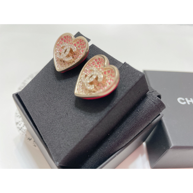 CHANEL(シャネル)の限定　CHANEL シャネル　ハート　ピアス　ストーン　ココマーク　ピンク　新品 レディースのアクセサリー(ピアス)の商品写真