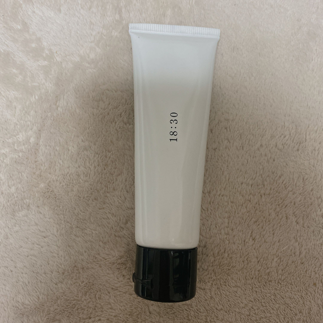 Cosme Kitchen(コスメキッチン)のuka hand cream 18:30 新品　ウカ　ハンドクリーム コスメ/美容のボディケア(ハンドクリーム)の商品写真