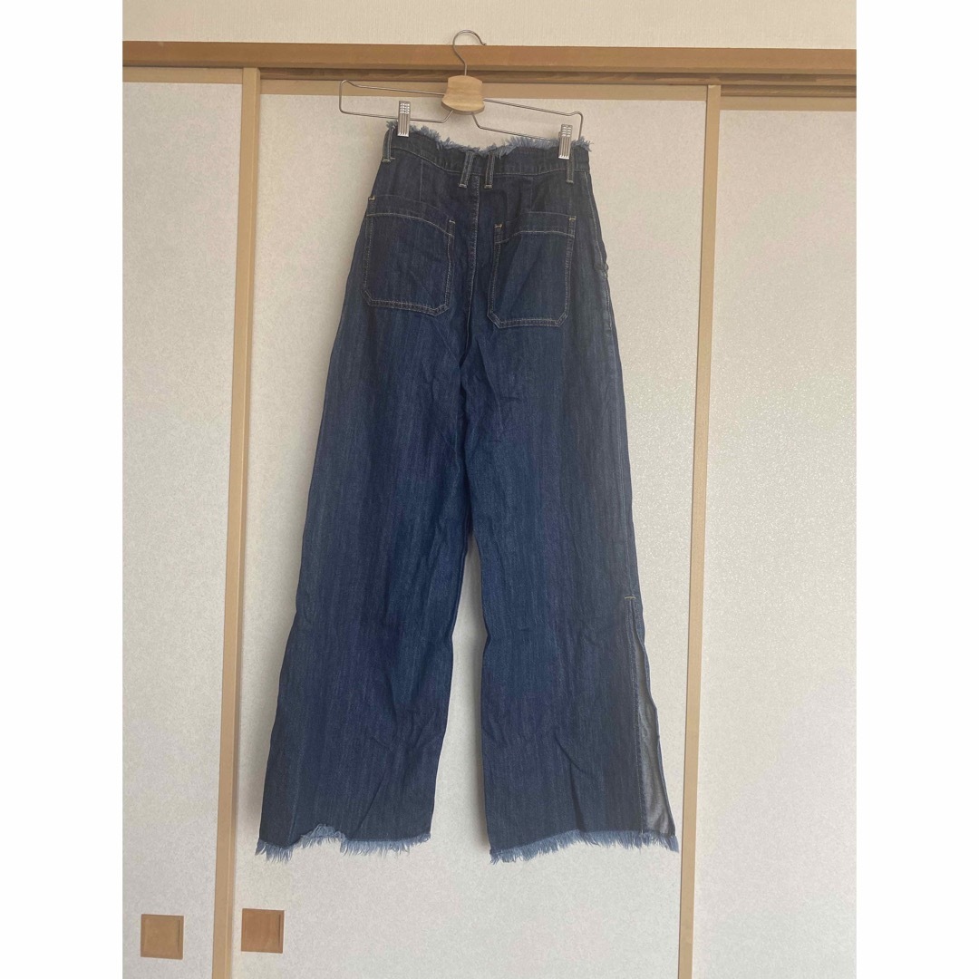 moussy(マウジー)の即購入OK！ MOUSSY HI WAIST FRINGE WIDE PANTS レディースのパンツ(デニム/ジーンズ)の商品写真