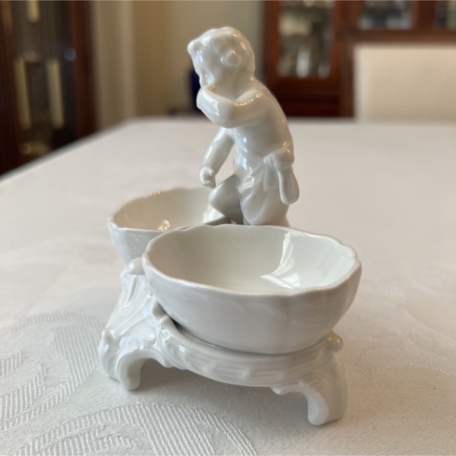 MEISSEN(マイセン)の【KPMベルリン】ドイツポーセリン　愛らしい天使のフィギュリン　ソルトディッシュ インテリア/住まい/日用品のキッチン/食器(食器)の商品写真