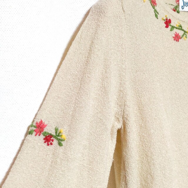 Jocomomola(ホコモモラ)のホコモモラ　フラワー刺繍　フレアスリーブニット　大人可愛い 40サイズ レディースのトップス(ニット/セーター)の商品写真