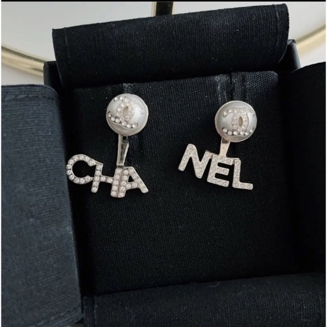 CHANEL パールロゴピアス　ゴールド