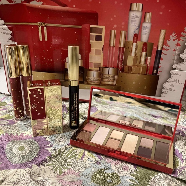 Estee Lauder(エスティローダー)のエスティローダー　クリスマスコフレ　2022 よりメイクアップ6点セット コスメ/美容のキット/セット(コフレ/メイクアップセット)の商品写真