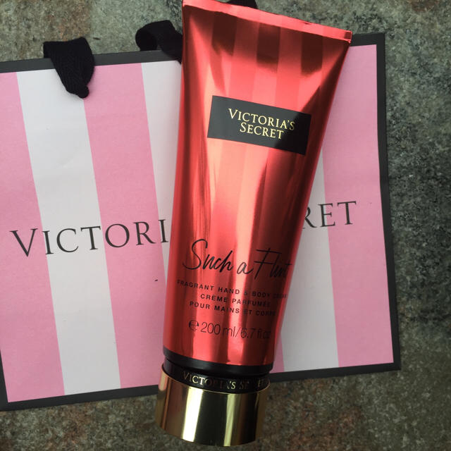 Victoria's Secret(ヴィクトリアズシークレット)の【未使用】ヴィクトリアシークレットボーディローションと、ボディクリーム コスメ/美容のボディケア(ボディクリーム)の商品写真