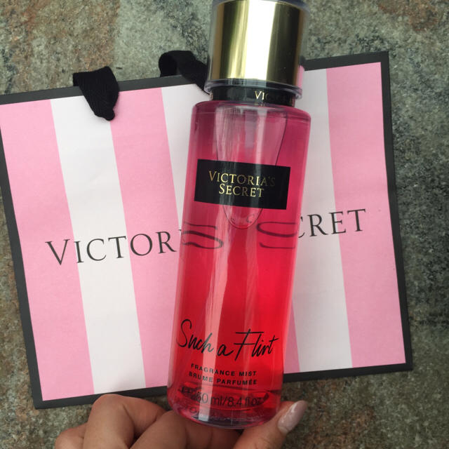 Victoria's Secret(ヴィクトリアズシークレット)の【未使用】ヴィクトリアシークレットボーディローションと、ボディクリーム コスメ/美容のボディケア(ボディクリーム)の商品写真