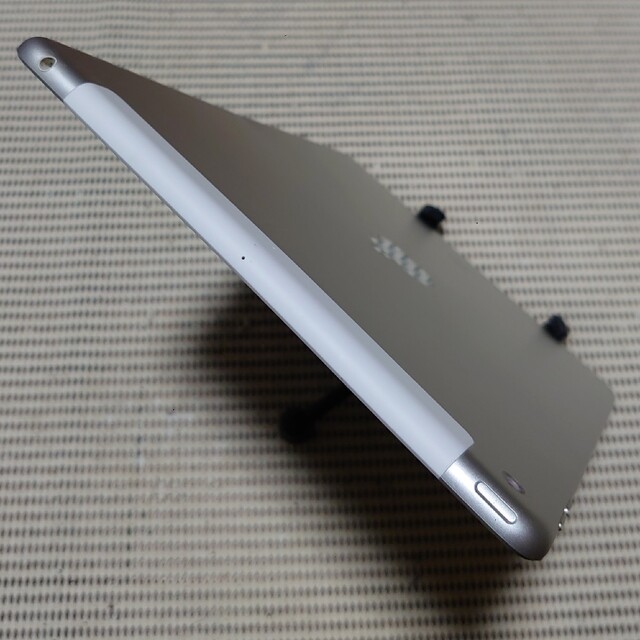出産祝い 完動品SIMフリーiPad第5世代(A1823)本体32GBゴールドau送料込