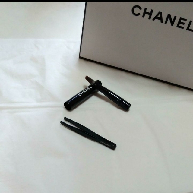CHANEL(シャネル)の新品❣️ CHANEL リップブラシ & ツイーザー Set ♡ コスメ/美容のメイク道具/ケアグッズ(ブラシ・チップ)の商品写真