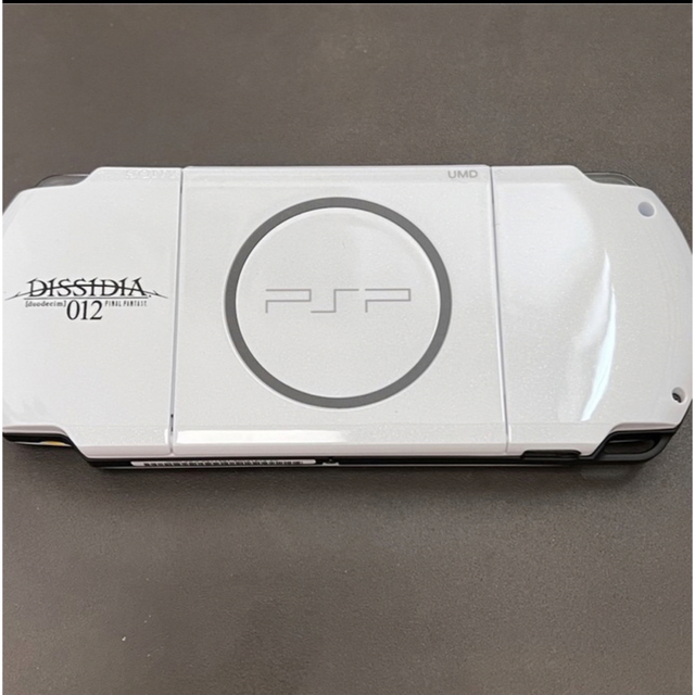 PlayStation Portable(プレイステーションポータブル)のSONY PSP3000  (FF20th Aniversary 限定モデル)  エンタメ/ホビーのゲームソフト/ゲーム機本体(携帯用ゲーム機本体)の商品写真