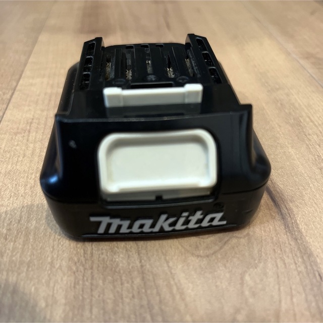 Makita(マキタ)のマキタ　純正バッテリー　BL1015 スマホ/家電/カメラの生活家電(その他)の商品写真