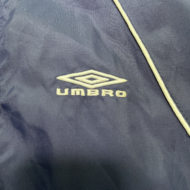 UMBRO(アンブロ)の激レア umbro アンブロ ナイロンジャケット 中綿入り ロゴ刺繍 ネイビーS メンズのジャケット/アウター(ナイロンジャケット)の商品写真