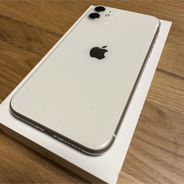 Apple(アップル)のiPhone11 128GB ホワイト SIMフリー スマホ/家電/カメラのスマートフォン/携帯電話(スマートフォン本体)の商品写真