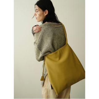 クラネ(CLANE)のTRAPEZES WIDE TOTE   カラー　BEIGE(トートバッグ)