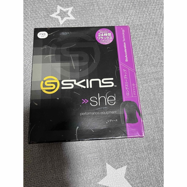 SKINS(スキンズ)のskins she ロングスリーブトップ スポーツ/アウトドアのトレーニング/エクササイズ(トレーニング用品)の商品写真