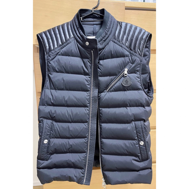 MONCLER(モンクレール)の（goda様専用）モンクレール ライダースダウンベスト オールブラック Mサイズ メンズのジャケット/アウター(ダウンベスト)の商品写真