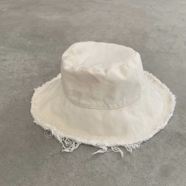 フリンジ フレア ハット ホワイト レディース つば広 帽子 エクリュ 帽子 ◯ レディースの帽子(ニット帽/ビーニー)の商品写真