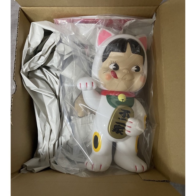 不二家(フジヤ)の新品不二家ファミリータウン招き猫ペコちゃんソフビ エンタメ/ホビーのフィギュア(その他)の商品写真