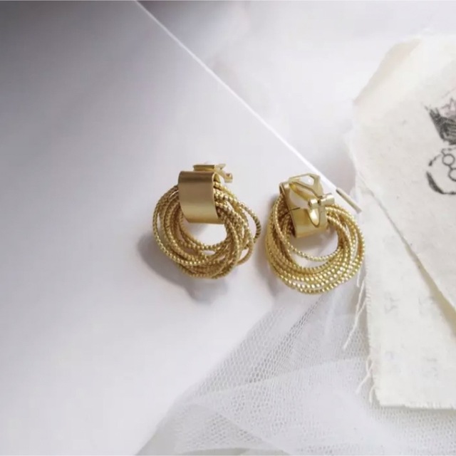 Ameri VINTAGE(アメリヴィンテージ)のゴールドピアス　イヤリング　birthdaybash todayful zara レディースのアクセサリー(ピアス)の商品写真